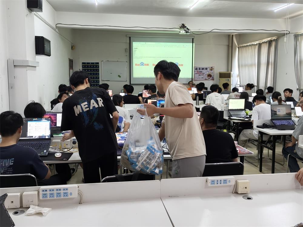 思途AI培训伏天送雪糕给在校学子